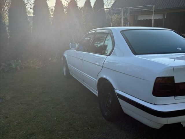 Белый БМВ 5 Серия, объемом двигателя 3.4 л и пробегом 460 тыс. км за 2319 $, фото 1 на Automoto.ua