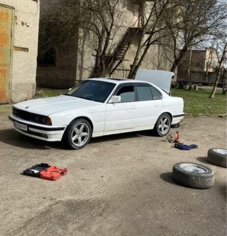 Белый БМВ 5 Серия, объемом двигателя 3.4 л и пробегом 460 тыс. км за 2319 $, фото 14 на Automoto.ua