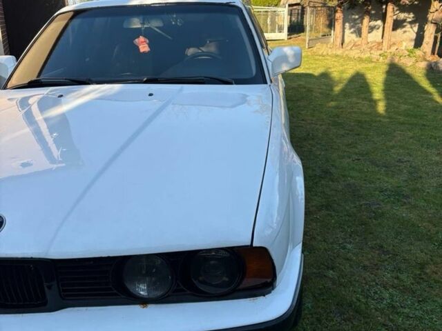 Белый БМВ 5 Серия, объемом двигателя 3.4 л и пробегом 460 тыс. км за 2319 $, фото 3 на Automoto.ua