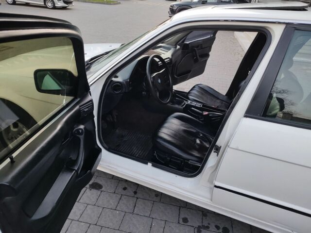 Белый БМВ 5 Серия, объемом двигателя 2 л и пробегом 300 тыс. км за 2555 $, фото 12 на Automoto.ua