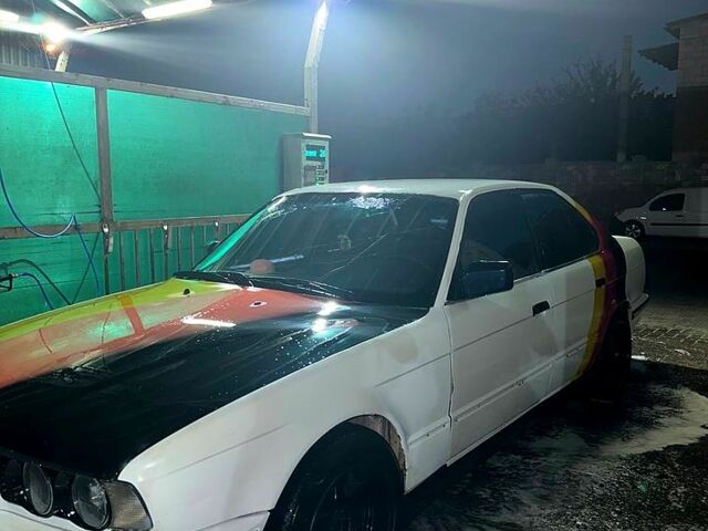 Белый БМВ 5 Серия, объемом двигателя 2 л и пробегом 123 тыс. км за 1950 $, фото 1 на Automoto.ua