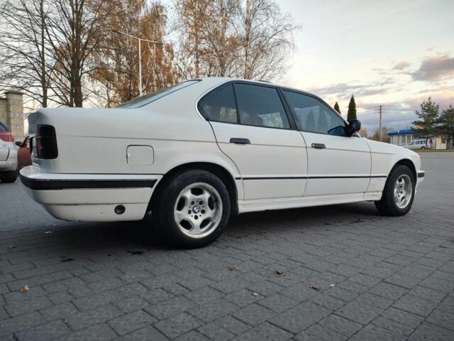 Белый БМВ 5 Серия, объемом двигателя 2 л и пробегом 300 тыс. км за 2555 $, фото 2 на Automoto.ua