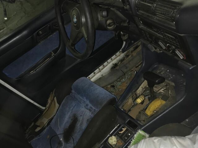 Білий БМВ 5 Серія, об'ємом двигуна 2.5 л та пробігом 300 тис. км за 950 $, фото 5 на Automoto.ua