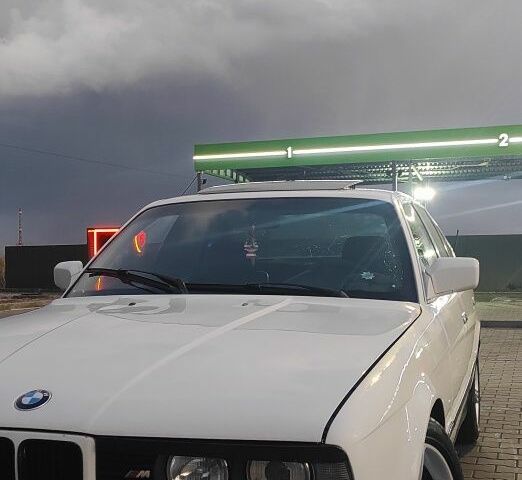 Белый БМВ 5 Серия, объемом двигателя 0 л и пробегом 481 тыс. км за 2100 $, фото 1 на Automoto.ua