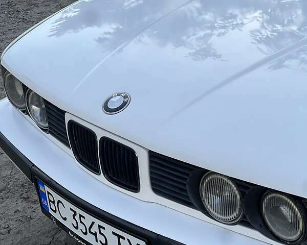 Белый БМВ 5 Серия, объемом двигателя 2 л и пробегом 400 тыс. км за 3500 $, фото 3 на Automoto.ua