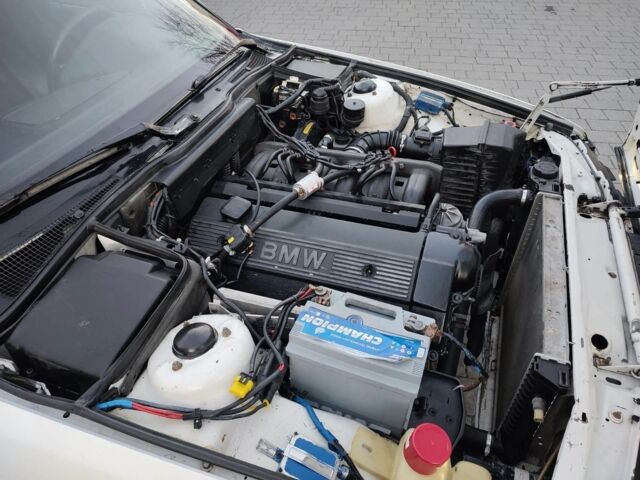 Белый БМВ 5 Серия, объемом двигателя 2 л и пробегом 300 тыс. км за 2555 $, фото 6 на Automoto.ua