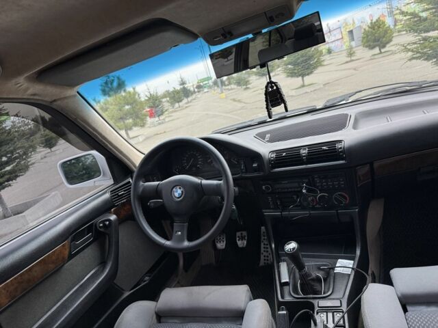 Белый БМВ 5 Серия, объемом двигателя 2.5 л и пробегом 444 тыс. км за 3500 $, фото 7 на Automoto.ua