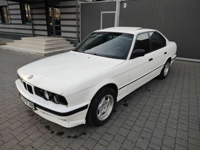 Белый БМВ 5 Серия, объемом двигателя 2 л и пробегом 300 тыс. км за 2555 $, фото 10 на Automoto.ua