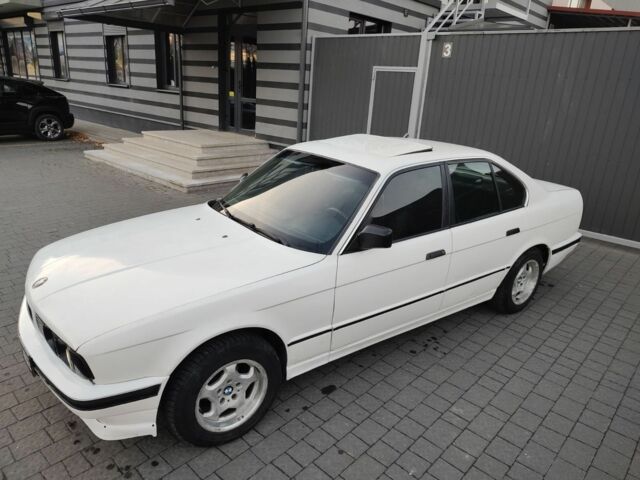 Белый БМВ 5 Серия, объемом двигателя 2 л и пробегом 300 тыс. км за 2555 $, фото 1 на Automoto.ua