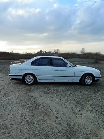 Білий БМВ 5 Серія, об'ємом двигуна 2 л та пробігом 350 тис. км за 2600 $, фото 2 на Automoto.ua