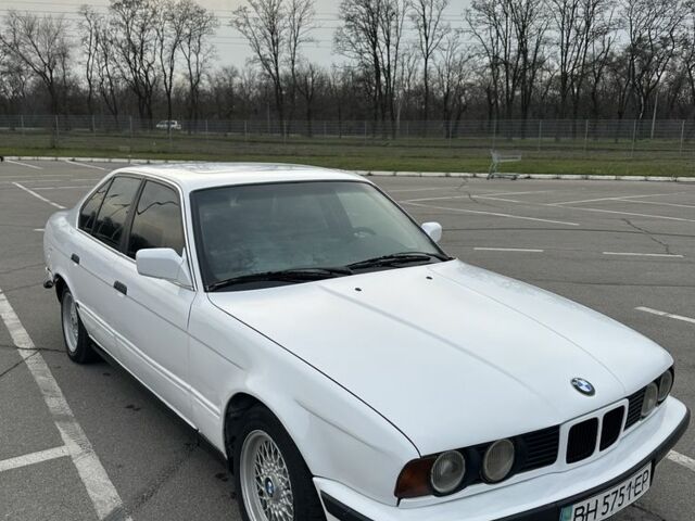 Білий БМВ 5 Серія, об'ємом двигуна 2 л та пробігом 303 тис. км за 1850 $, фото 1 на Automoto.ua