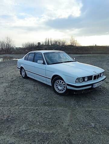 Білий БМВ 5 Серія, об'ємом двигуна 2 л та пробігом 350 тис. км за 2600 $, фото 1 на Automoto.ua