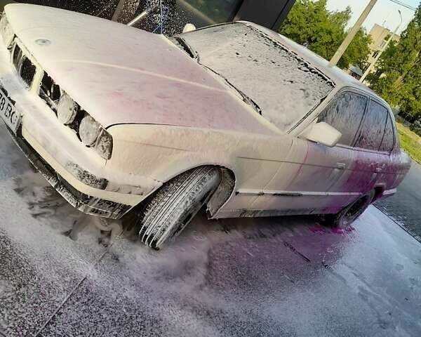 Білий БМВ 5 Серія, об'ємом двигуна 2 л та пробігом 340 тис. км за 3050 $, фото 13 на Automoto.ua