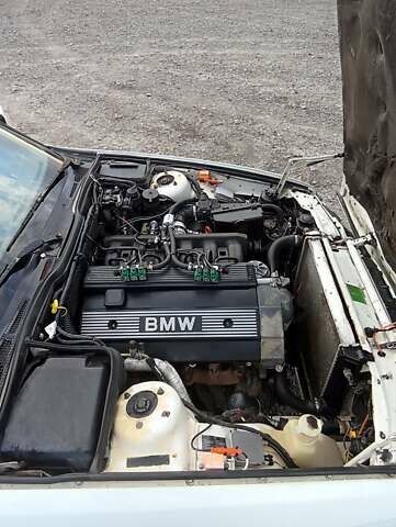 Білий БМВ 5 Серія, об'ємом двигуна 2 л та пробігом 350 тис. км за 2600 $, фото 14 на Automoto.ua