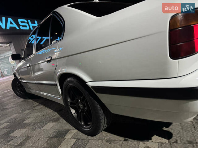 Білий БМВ 5 Серія, об'ємом двигуна 1.99 л та пробігом 320 тис. км за 4999 $, фото 5 на Automoto.ua