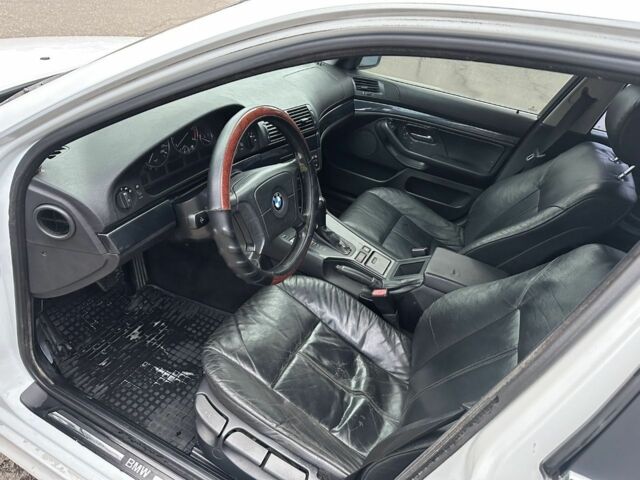 Білий БМВ 5 Серія, об'ємом двигуна 2.5 л та пробігом 300 тис. км за 2900 $, фото 1 на Automoto.ua