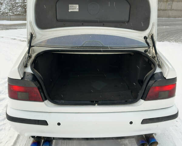 Білий БМВ 5 Серія, об'ємом двигуна 2.79 л та пробігом 300 тис. км за 3500 $, фото 16 на Automoto.ua