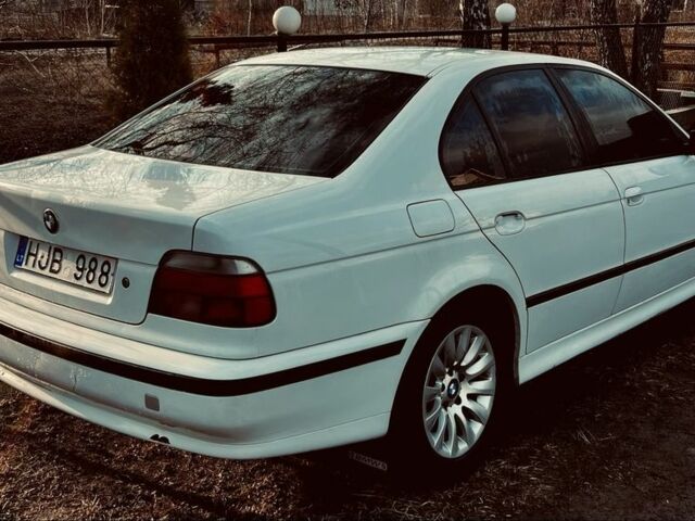 Белый БМВ 5 Серия, объемом двигателя 2.5 л и пробегом 300 тыс. км за 1900 $, фото 5 на Automoto.ua