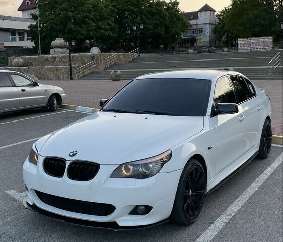 Белый БМВ 5 Серия, объемом двигателя 3 л и пробегом 290 тыс. км за 10500 $, фото 4 на Automoto.ua