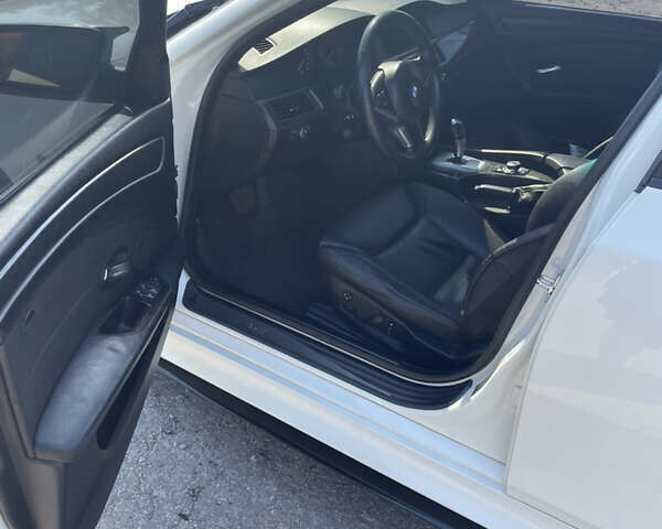 Белый БМВ 5 Серия, объемом двигателя 3 л и пробегом 239 тыс. км за 11000 $, фото 4 на Automoto.ua