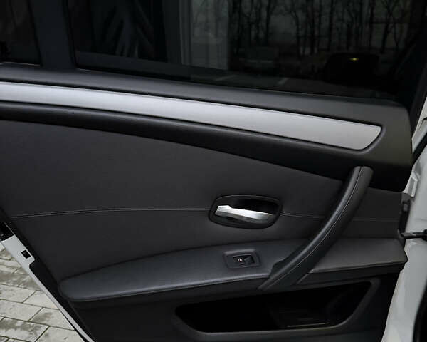 Белый БМВ 5 Серия, объемом двигателя 3 л и пробегом 333 тыс. км за 18500 $, фото 37 на Automoto.ua