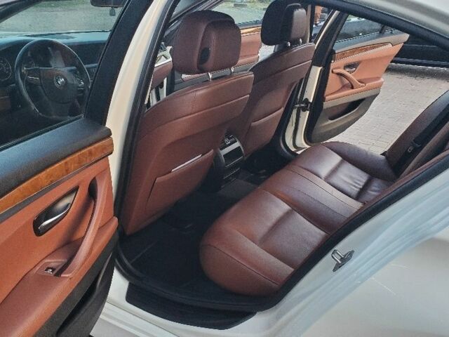 Белый БМВ 5 Серия, объемом двигателя 3 л и пробегом 242 тыс. км за 13000 $, фото 7 на Automoto.ua