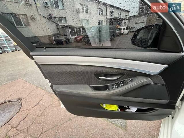 Білий БМВ 5 Серія, об'ємом двигуна 3 л та пробігом 133 тис. км за 15500 $, фото 12 на Automoto.ua