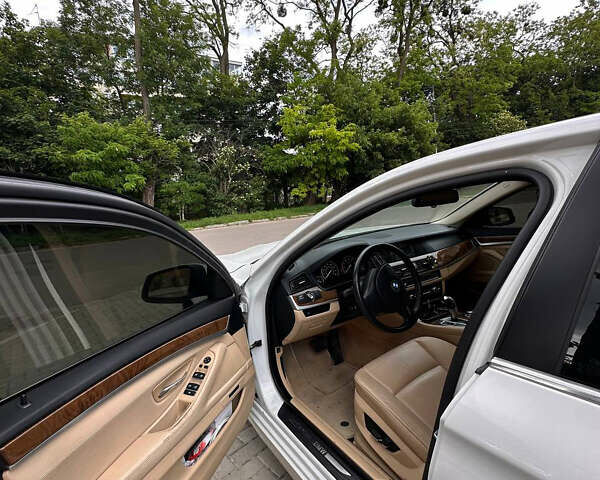 Білий БМВ 5 Серія, об'ємом двигуна 2 л та пробігом 235 тис. км за 15700 $, фото 9 на Automoto.ua