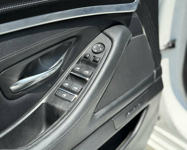 Белый БМВ 5 Серия, объемом двигателя 2.99 л и пробегом 170 тыс. км за 17500 $, фото 13 на Automoto.ua
