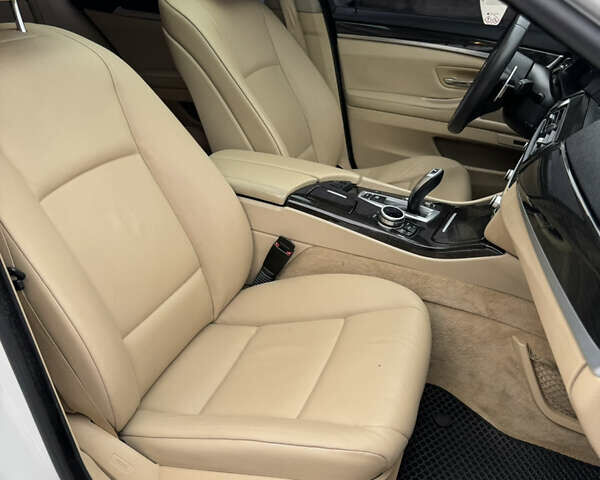 Білий БМВ 5 Серія, об'ємом двигуна 3 л та пробігом 254 тис. км за 12300 $, фото 33 на Automoto.ua