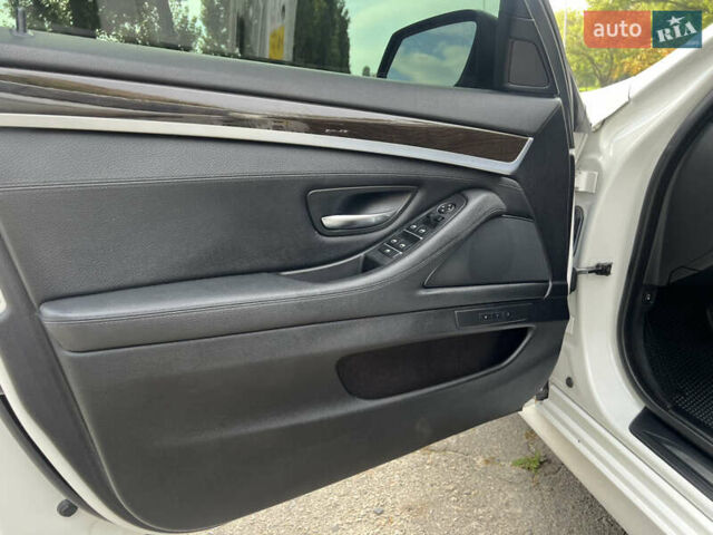 Білий БМВ 5 Серія, об'ємом двигуна 2 л та пробігом 201 тис. км за 14000 $, фото 15 на Automoto.ua