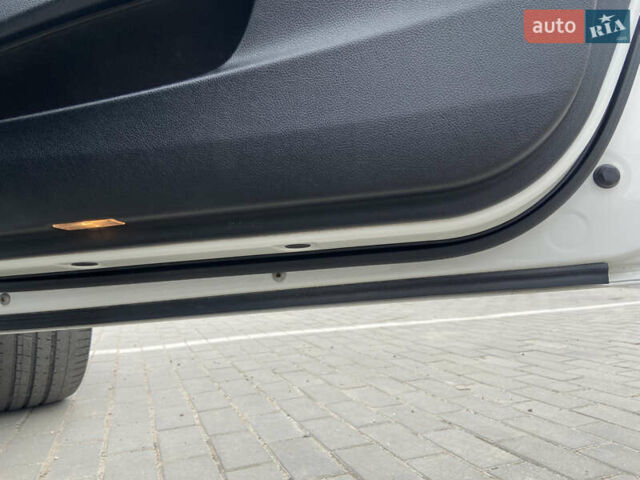 Білий БМВ 5 Серія, об'ємом двигуна 2 л та пробігом 171 тис. км за 13200 $, фото 9 на Automoto.ua