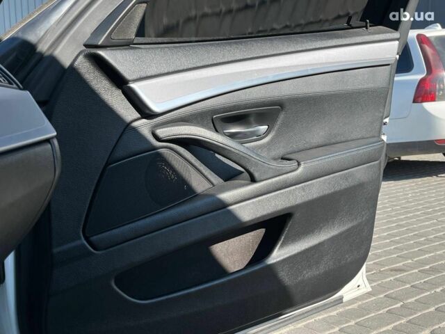 Білий БМВ 5 Серія, об'ємом двигуна 2 л та пробігом 215 тис. км за 12990 $, фото 29 на Automoto.ua