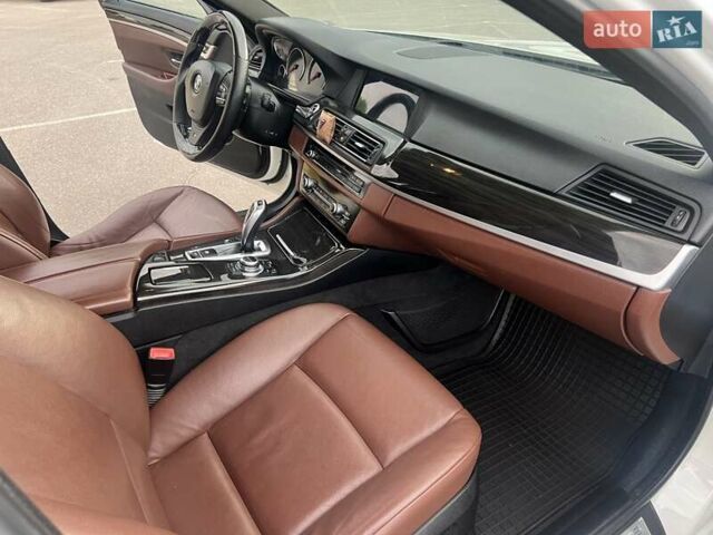 Білий БМВ 5 Серія, об'ємом двигуна 2.98 л та пробігом 234 тис. км за 17000 $, фото 12 на Automoto.ua