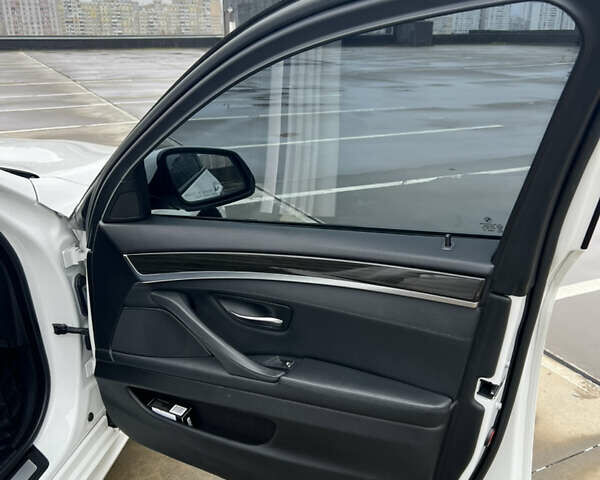 Білий БМВ 5 Серія, об'ємом двигуна 2.98 л та пробігом 143 тис. км за 20300 $, фото 24 на Automoto.ua