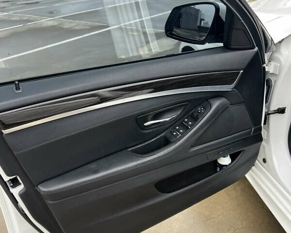 Білий БМВ 5 Серія, об'ємом двигуна 2.98 л та пробігом 143 тис. км за 20300 $, фото 19 на Automoto.ua
