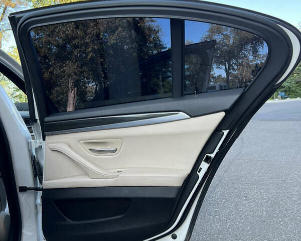 Белый БМВ 5 Серия, объемом двигателя 2.99 л и пробегом 235 тыс. км за 20500 $, фото 12 на Automoto.ua