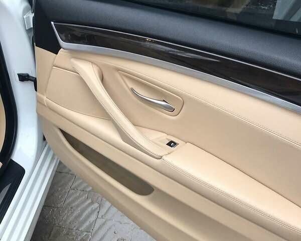 Білий БМВ 5 Серія, об'ємом двигуна 2 л та пробігом 215 тис. км за 13500 $, фото 23 на Automoto.ua