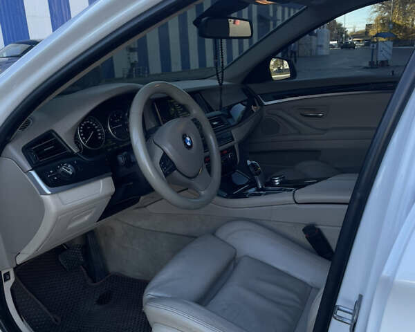 БМВ 5 Серия 2013 в Одессе на Automoto.ua Белый БМВ 5 Серия, объемом двигателя 2 л и пробегом 229 тыс. км за 16400 $, фото 6 на Automoto.ua