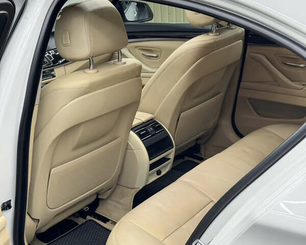 Білий БМВ 5 Серія, об'ємом двигуна 2 л та пробігом 220 тис. км за 14500 $, фото 23 на Automoto.ua