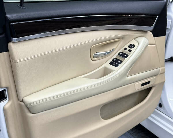 Білий БМВ 5 Серія, об'ємом двигуна 2 л та пробігом 220 тис. км за 14500 $, фото 21 на Automoto.ua