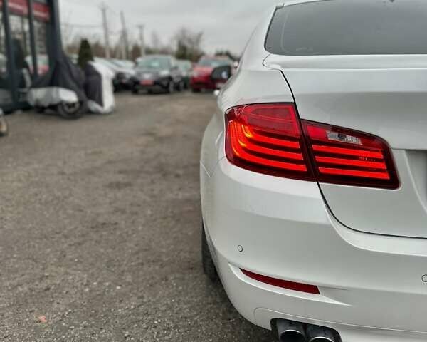 Білий БМВ 5 Серія, об'ємом двигуна 2 л та пробігом 259 тис. км за 13000 $, фото 9 на Automoto.ua