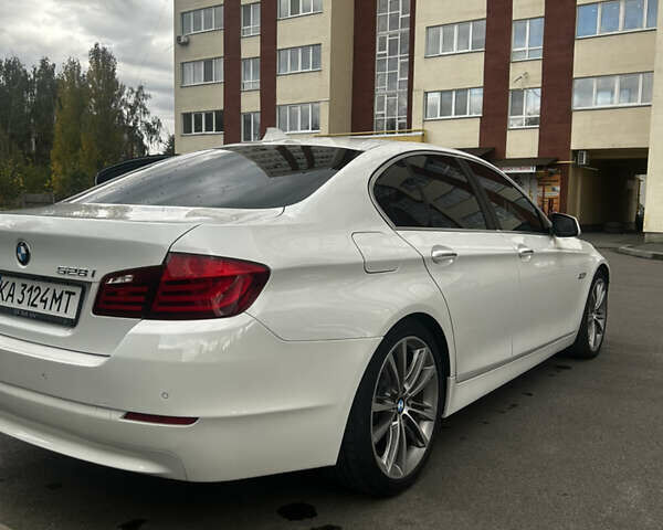 Белый БМВ 5 Серия, объемом двигателя 2 л и пробегом 234 тыс. км за 15000 $, фото 10 на Automoto.ua