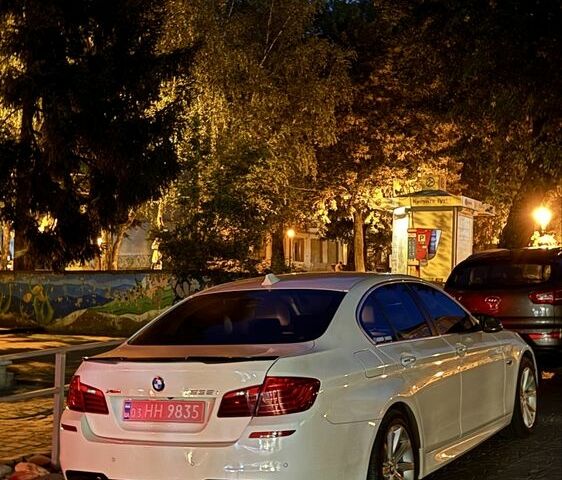 Белый БМВ 5 Серия, объемом двигателя 3 л и пробегом 224 тыс. км за 16600 $, фото 11 на Automoto.ua