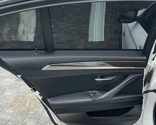 Белый БМВ 5 Серия, объемом двигателя 2 л и пробегом 208 тыс. км за 18000 $, фото 12 на Automoto.ua