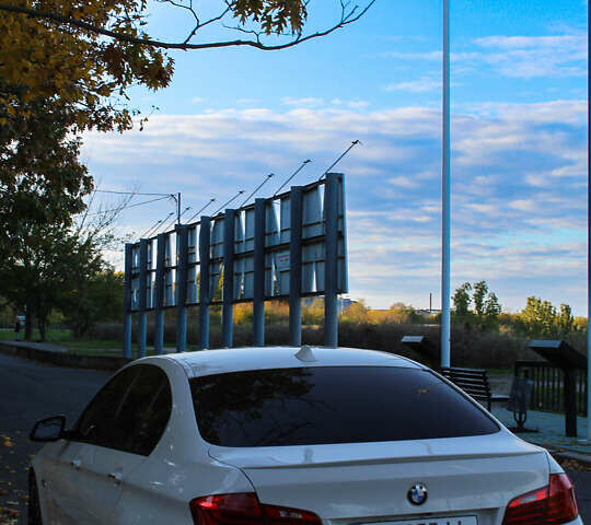 БМВ 5 Серия 2014 в Николаеве на Automoto.ua Белый БМВ 5 Серия, объемом двигателя 3 л и пробегом 273 тыс. км за 22000 $, фото 7 на Automoto.ua