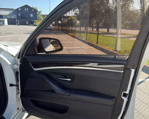 Белый БМВ 5 Серия, объемом двигателя 3 л и пробегом 173 тыс. км за 18000 $, фото 18 на Automoto.ua