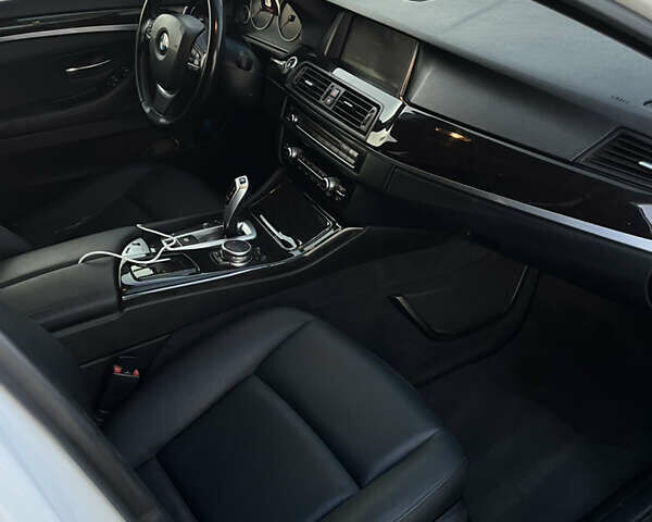 Білий БМВ 5 Серія, об'ємом двигуна 2 л та пробігом 50 тис. км за 15000 $, фото 15 на Automoto.ua