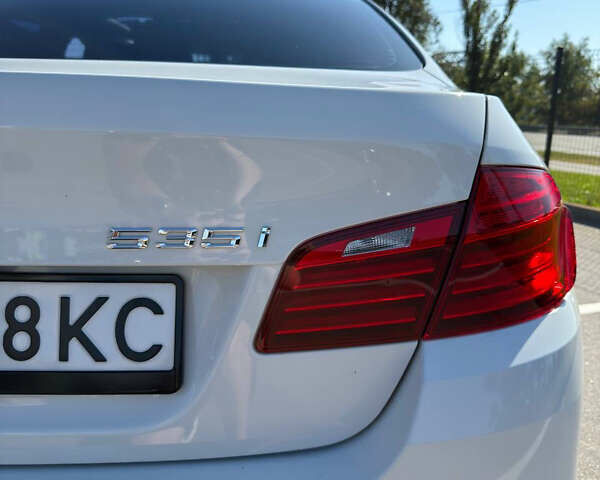 Белый БМВ 5 Серия, объемом двигателя 3 л и пробегом 173 тыс. км за 18000 $, фото 4 на Automoto.ua