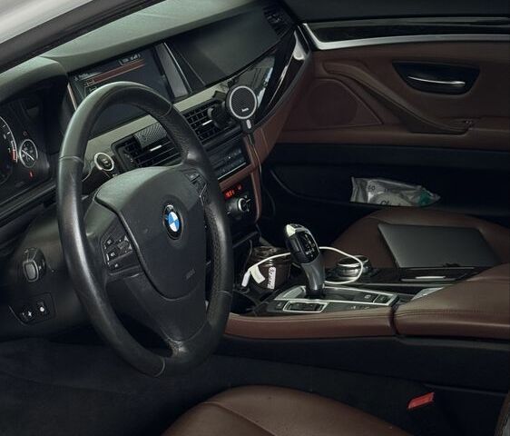 Белый БМВ 5 Серия, объемом двигателя 3 л и пробегом 224 тыс. км за 16600 $, фото 15 на Automoto.ua